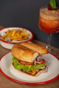 een broodje en frietjes op een bord met een drankje bij ibis budget Santiago Providencia in Santiago