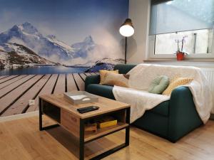 uma sala de estar com um sofá e uma mesa em Le Blies'Art - Sarreguemines - 4 pers em Sarreguemines