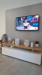 salon z telewizorem na ścianie w obiekcie Sunny bungalow La Mata with sea views w mieście Torrevieja +19 zdjęć