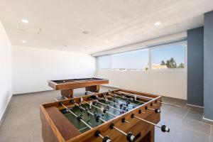 une salle de jeux avec un baby-foot et un billard dans l'établissement Cristal bay 1504 lujosa habitación frente al mar, à Mazatlán 6 autres photos