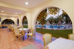 Bazén v ubytování Ekaterini Hotel nebo v jeho okolí