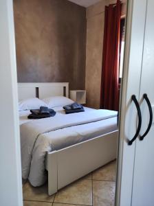um quarto com uma cama com duas toalhas em Alloggio Alfa em Civitavecchia