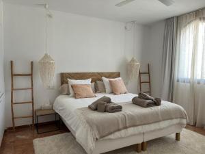 una camera da letto con un letto grande con cuscini sopra di Finca Mis Alas a Mijas Altre 56 foto
