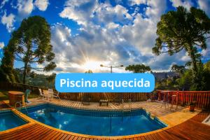 a swimming pool with the words pisina australia at Chalé Belga em condomínio - 1,2 km do Centro Turístico Capivari in Campos do Jordão