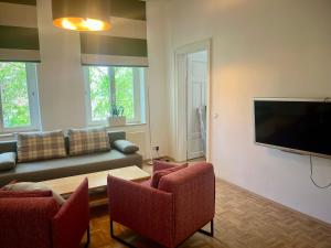 a living room with a couch and a tv at Ferienwohnung Martin Hoop in Bautzen
