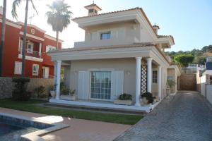 una casa con piscina delante de ella en CountrySide Villa, en São Brás de Alportel