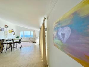 ein Gemälde, das an einer Wand im Wohnzimmer hängt in der Unterkunft Ozdere Paradise in Özdere