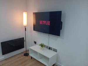 TV a/nebo společenská místnost v ubytování City Centre Apartments, Free Parking - Quality City