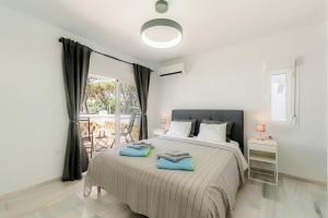 Ένα ή περισσότερα κρεβάτια σε δωμάτιο στο Casa Grapa in Sitio de Calahonda +21 φωτογραφίες