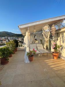 eine Terrasse mit Topfpflanzen an einem Gebäude in der Unterkunft Ozdere Paradise in Özdere