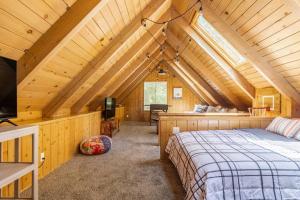 Un ou plusieurs lits dans un hébergement de l'établissement Family Lake Arrowhead Home Sleeps 12 and Gameroom