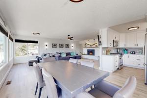 een keuken en een woonkamer met een tafel en stoelen bij Driftwood in Cannon Beach