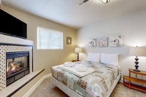 um quarto com uma cama e uma lareira em Driftwood em Cannon Beach