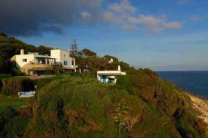 una casa in cima a una collina vicino all'oceano di Casa al mare con spiaggia privata condominiale a San Felice Circeo