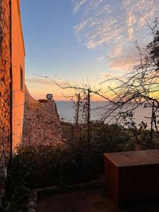 vista sull'oceano al tramonto da un edificio di Casa al mare con spiaggia privata condominiale a San Felice Circeo