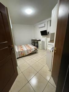 een kamer met een bed en een kamer met een deur bij Sweet Stabia Dream in Castellammare di Stabia