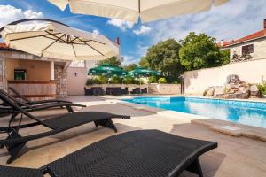 Bazén v ubytování Apartments & Rooms Konoba Tomić nebo v jeho okolí