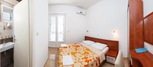 Postel nebo postele na pokoji v ubytování Apartments & Rooms Konoba Tomić
