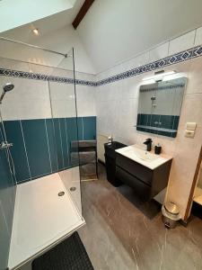 Bilik mandi di Mini-Loft, terrasse 24m2, Internet Haut-débit, garage privé et place de parking