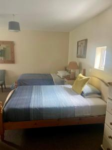 1 Schlafzimmer mit 2 Betten, einem Tisch und einem Stuhl in der Unterkunft Prestashortstays in Belfast