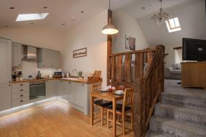 Η κουζίνα ή μικρή κουζίνα στο GORSE BARN - A cosy barn conversion in North Wales with a log burner