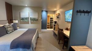 ein Schlafzimmer mit einem Bett und einem Schreibtisch. in der Unterkunft Discovery Inn in Friday Harbor