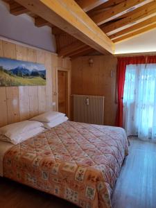 ein Schlafzimmer mit einem großen Bett in einem Zimmer in der Unterkunft Locanda Da Pierina in Santo Stefano di Cadore