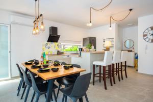 Η κουζίνα ή μικρή κουζίνα στο Villa Srima Beach house +24 φωτογραφίες