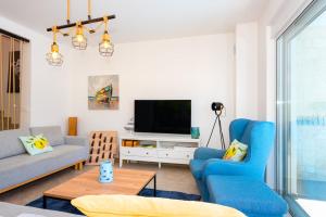 een woonkamer met een bank en een tv bij Villa Srima Beach house in Srima