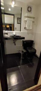 La salle de bains est pourvue de toilettes et d'un lavabo. dans l'établissement Hotel Ferré Boulevard, à Machu Picchu