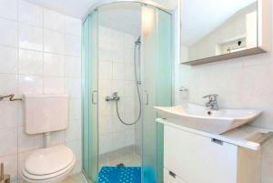 ein Badezimmer mit Dusche, Waschbecken und Toilette in der Unterkunft Sea Star in Dubrovnik + 74 Fotos