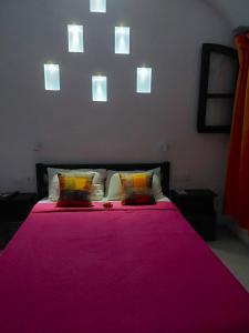 Kama o mga kama sa kuwarto sa Design Rooms-Kitchenette Economic Studios and Apartments-Evelina Beach Pension a breath away from the Black Beach offer private rooms&studios to suit every traveler's needs