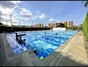 a group of people in a large swimming pool at Cómodo apartamento 3 habitaciones in Cúcuta