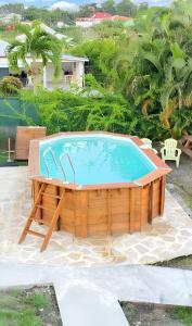 einen großen Pool mit einem Tisch und einem Pool in der Unterkunft Maison d'une chambre avec piscine privee jardin clos et wifi a Port Louis in Port-Louis