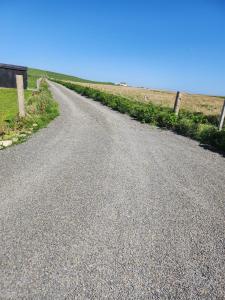 een lege weg in het midden van een veld bij Lochview in Swannay