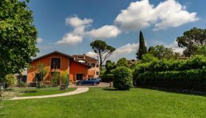 ein Haus mit einem Auto auf einem Hof in der Unterkunft Villa Trevisi - APARTMENT in Treviso