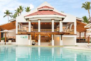 um hotel com piscina em frente a um edifício em Sunscape Coco Punta Cana - All Inclusive em Punta Cana