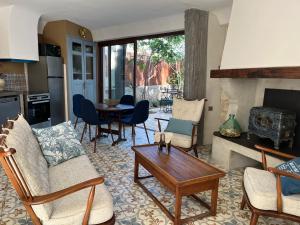 Afbeelding uit fotogalerij van La Maison de Auguste in Coursan +7 foto's