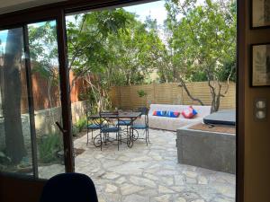 CoursanLa Maison de Auguste的庭院里设有桌子和沙发