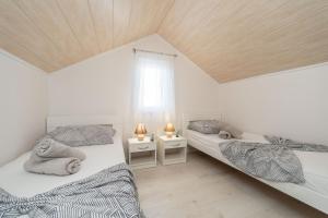 Postel nebo postele na pokoji v ubytování APARTMENT LEO NOVALJA
