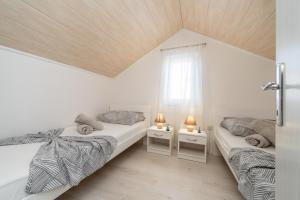 Postel nebo postele na pokoji v ubytování APARTMENT LEO NOVALJA