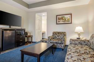TV a/nebo společenská místnost v ubytování Best Western Plus Palm Desert Resort