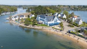 una vista aérea de una playa con casas y agua en Best Western Plus Le Roof Vannes Bord de Mer, en Vannes