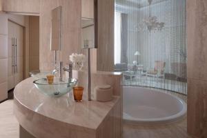羅馬的住宿－Anantara Palazzo Naiadi Rome Hotel - A Leading Hotel of the World，带浴缸的浴室和柜台上的玻璃碗