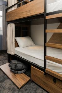 Katil dua tingkat atau katil-katil dua tingkat dalam bilik di Haka House Wanaka