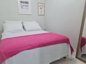 Кровать или кровати в номере Apt 01 Central Com 2 quarto ar cond e 2 tv smart
