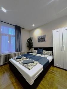 布達佩斯的住宿－Fashionstreet City Center Blue Apartment，一间卧室设有一张大床和一个窗户。