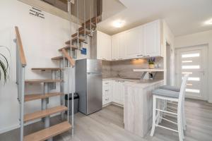 Kuchyň nebo kuchyňský kout v ubytování APARTMENT LEO NOVALJA