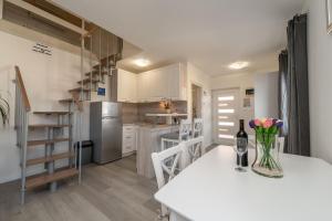 Kuchyň nebo kuchyňský kout v ubytování APARTMENT LEO NOVALJA