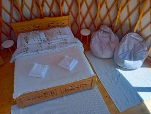 um quarto com uma cama com dois sacos em Woda Góry Las - glamping CAŁOROCZNY em Szlembark